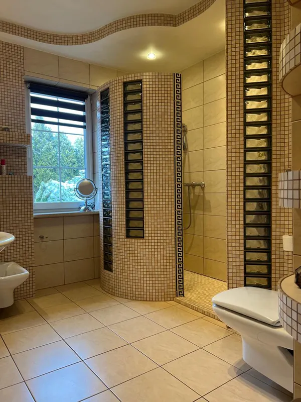 Badkamer met douche - Bouw van een badkamer met douche, mozaïek en tegels