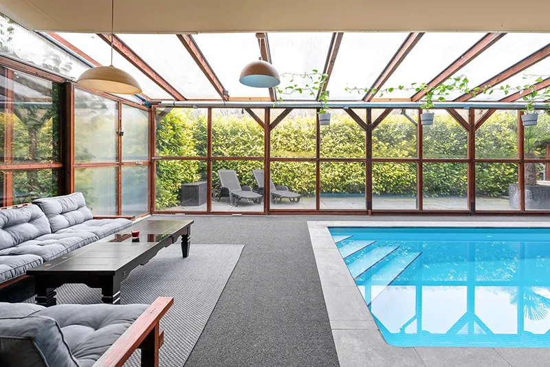 Binnenzwembad ontwerp - Interieur met geïntegreerd zwembad