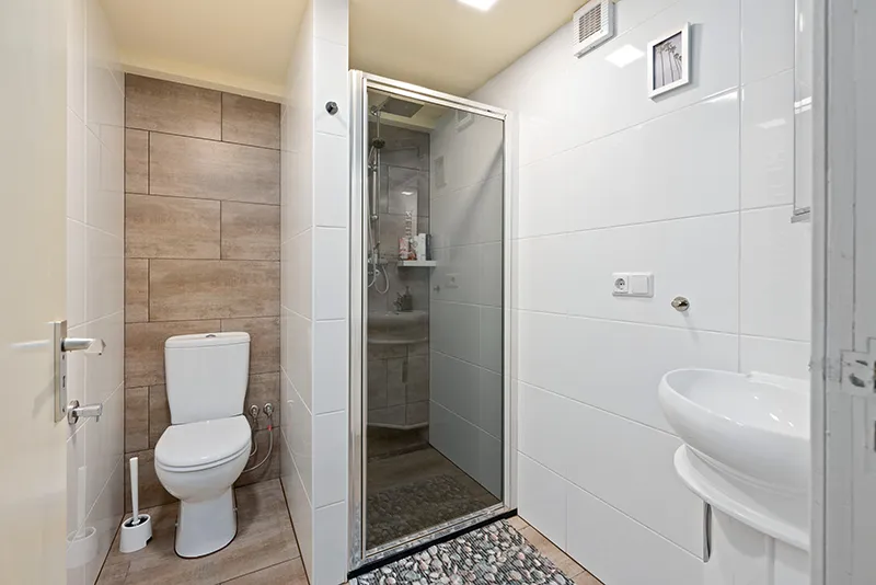 Gecombineerde douche en toilet - Badkamers van elk formaat