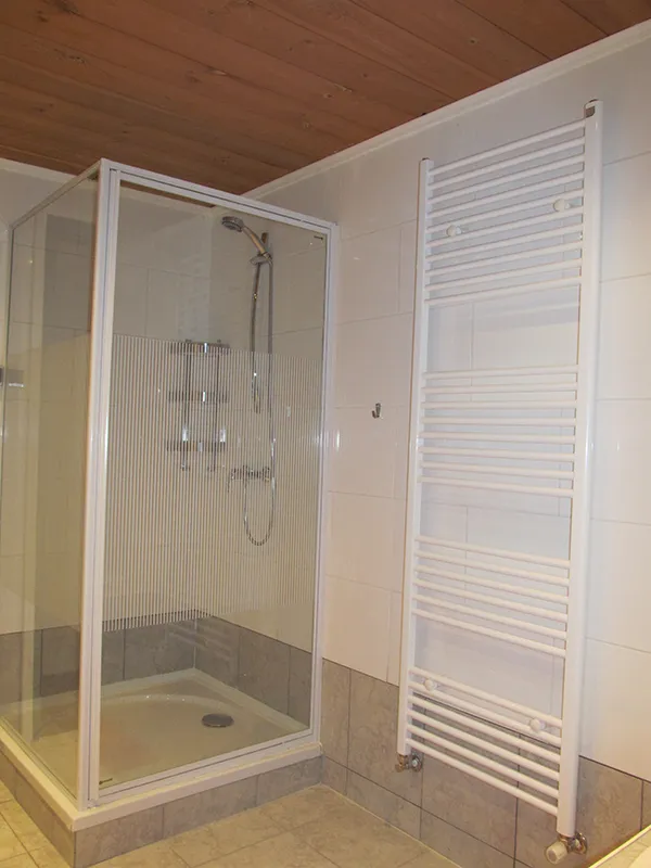 Installatie douchecabine - Douchecabine in appartement